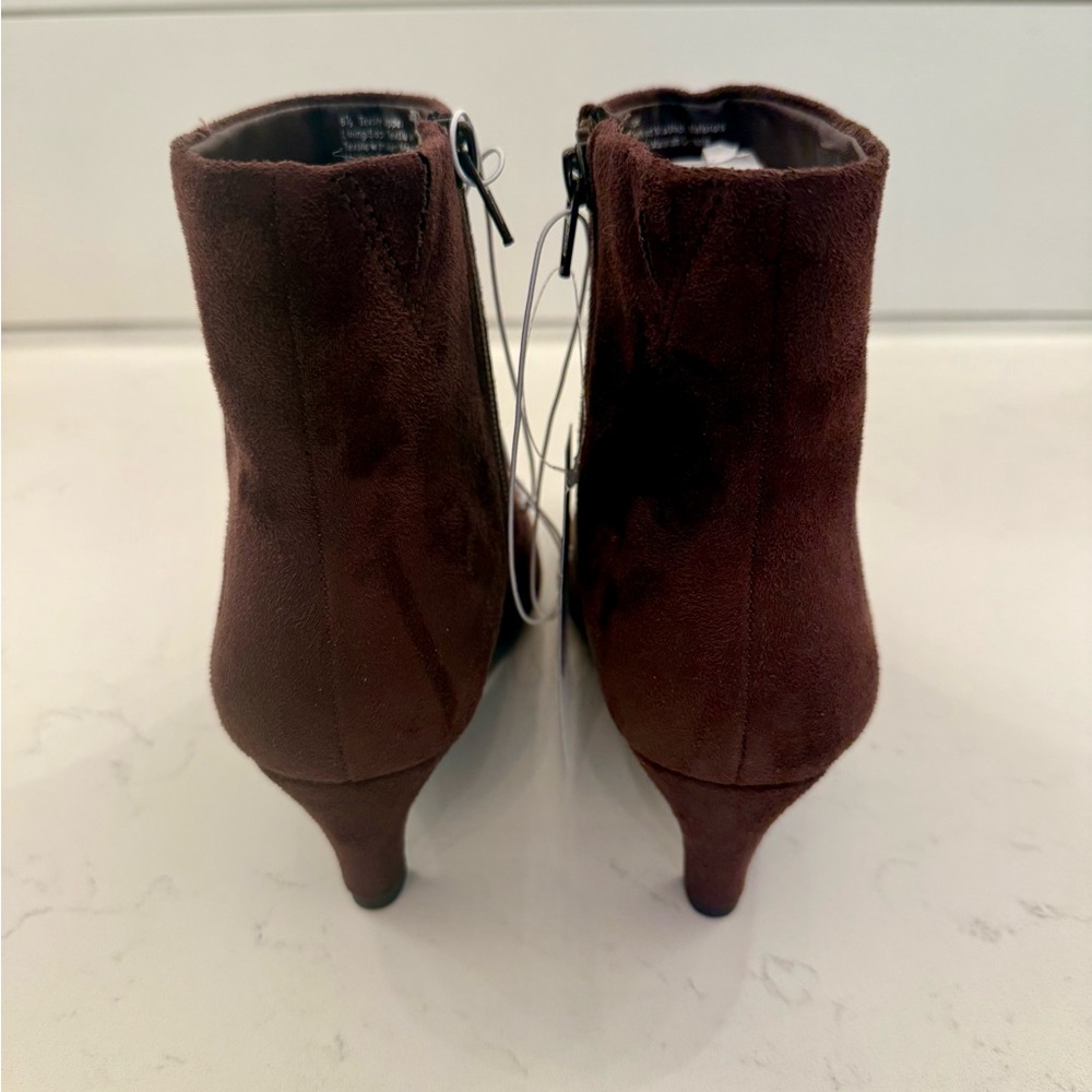 NWT UNIVERSAL THREAD Chocolate Brown Faux Suede Ankle Boots, size 6-1/2 - Picture 3 of 10